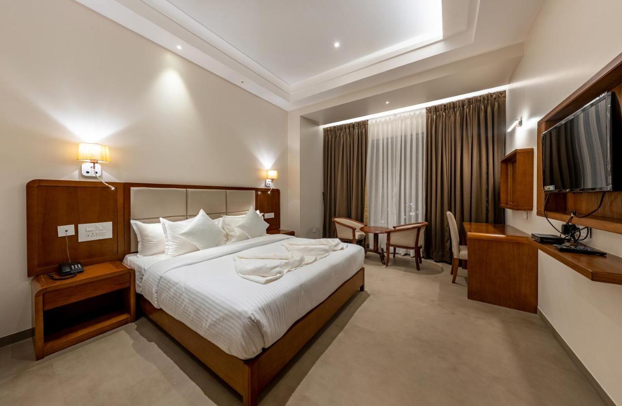 Grand Regal Chandoli Exterior foto