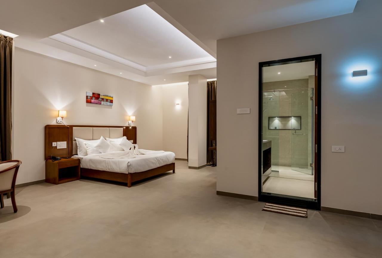 Grand Regal Chandoli Exterior foto