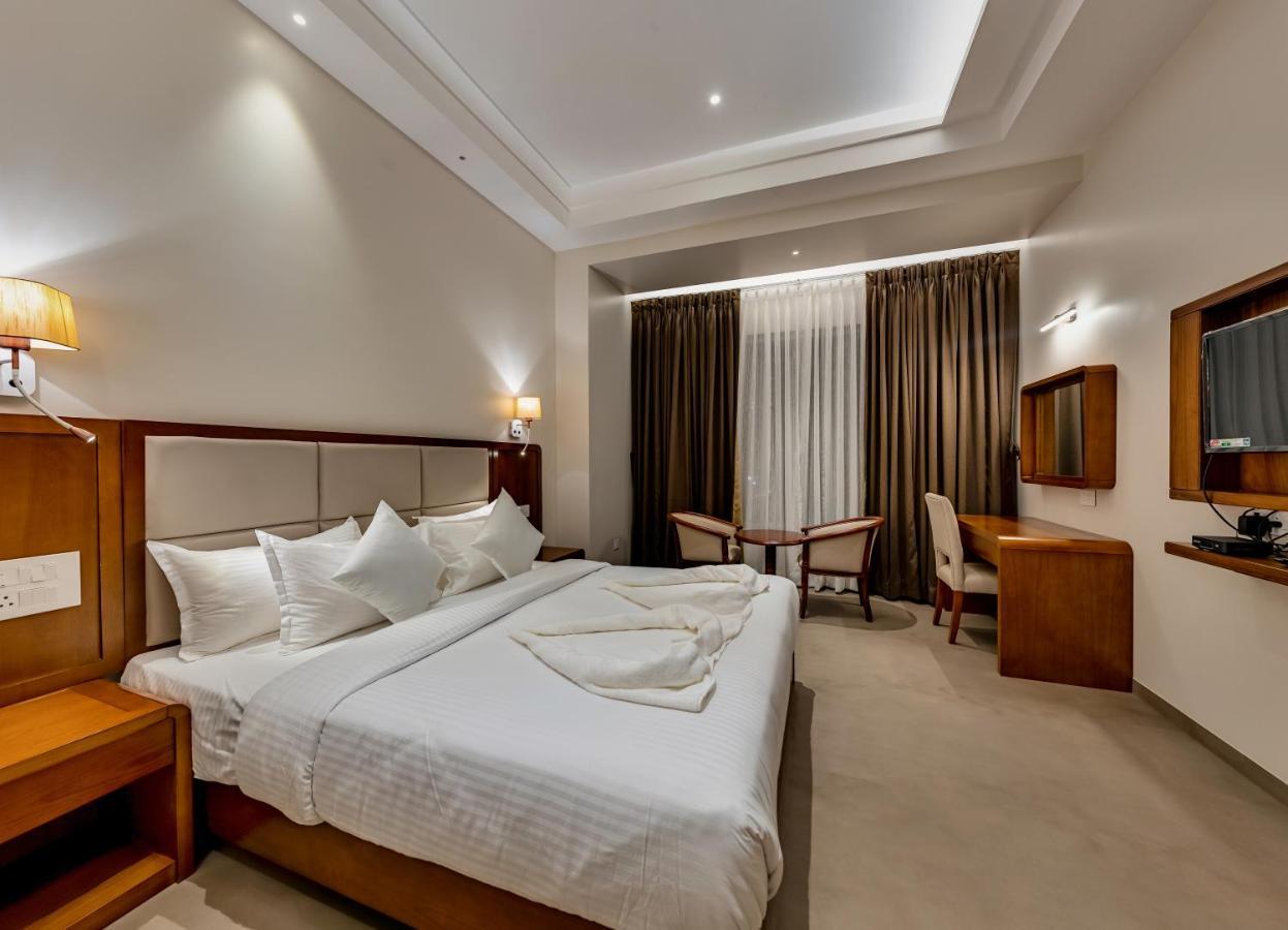 Grand Regal Chandoli Exterior foto