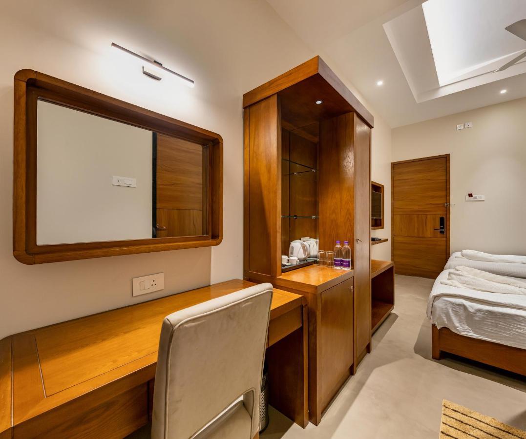Grand Regal Chandoli Exterior foto